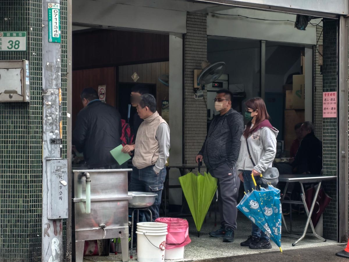 鎮撫街無名米粉湯鴨肉麵｜50年低調老店沒招牌沒店名，在地人帶路才吃得到，鎮撫街小吃，桃園米粉湯