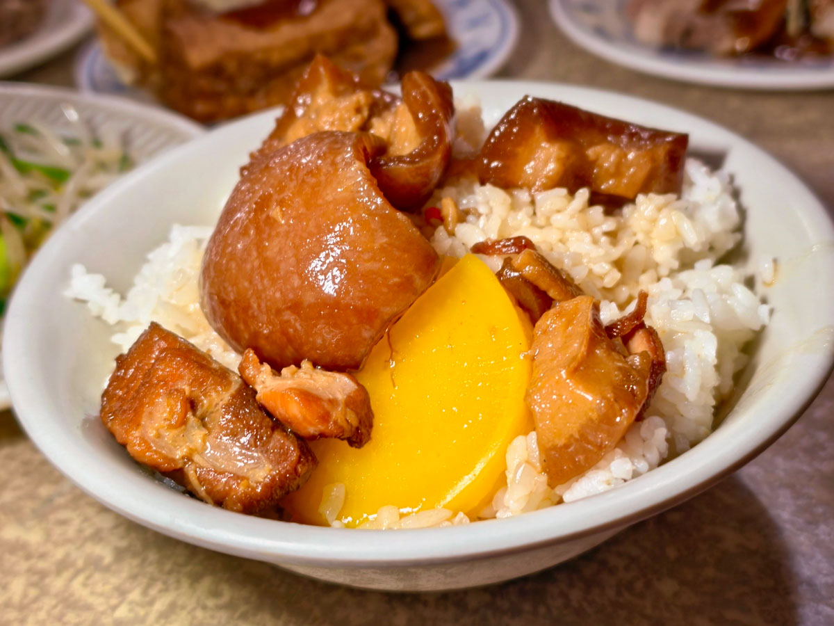 鎮撫街無名米粉湯鴨肉麵｜50年低調老店沒招牌沒店名，在地人帶路才吃得到，鎮撫街小吃，桃園米粉湯