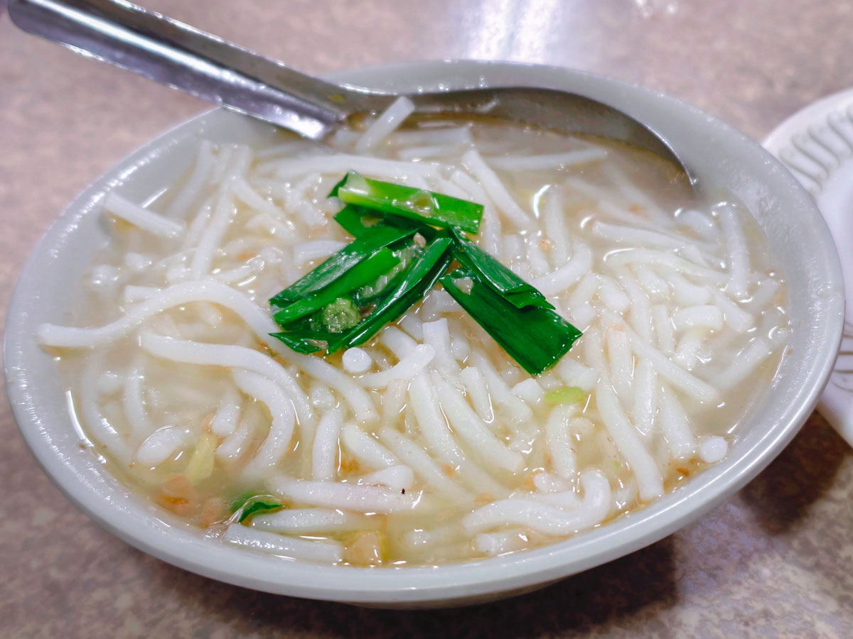 鎮撫街無名米粉湯鴨肉麵｜50年低調老店沒招牌沒店名，在地人帶路才吃得到，鎮撫街小吃，桃園米粉湯