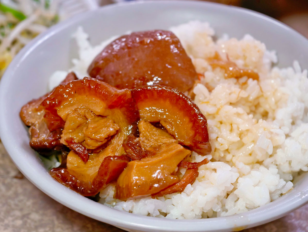 鎮撫街無名米粉湯鴨肉麵｜50年低調老店沒招牌沒店名，在地人帶路才吃得到，鎮撫街小吃，桃園米粉湯