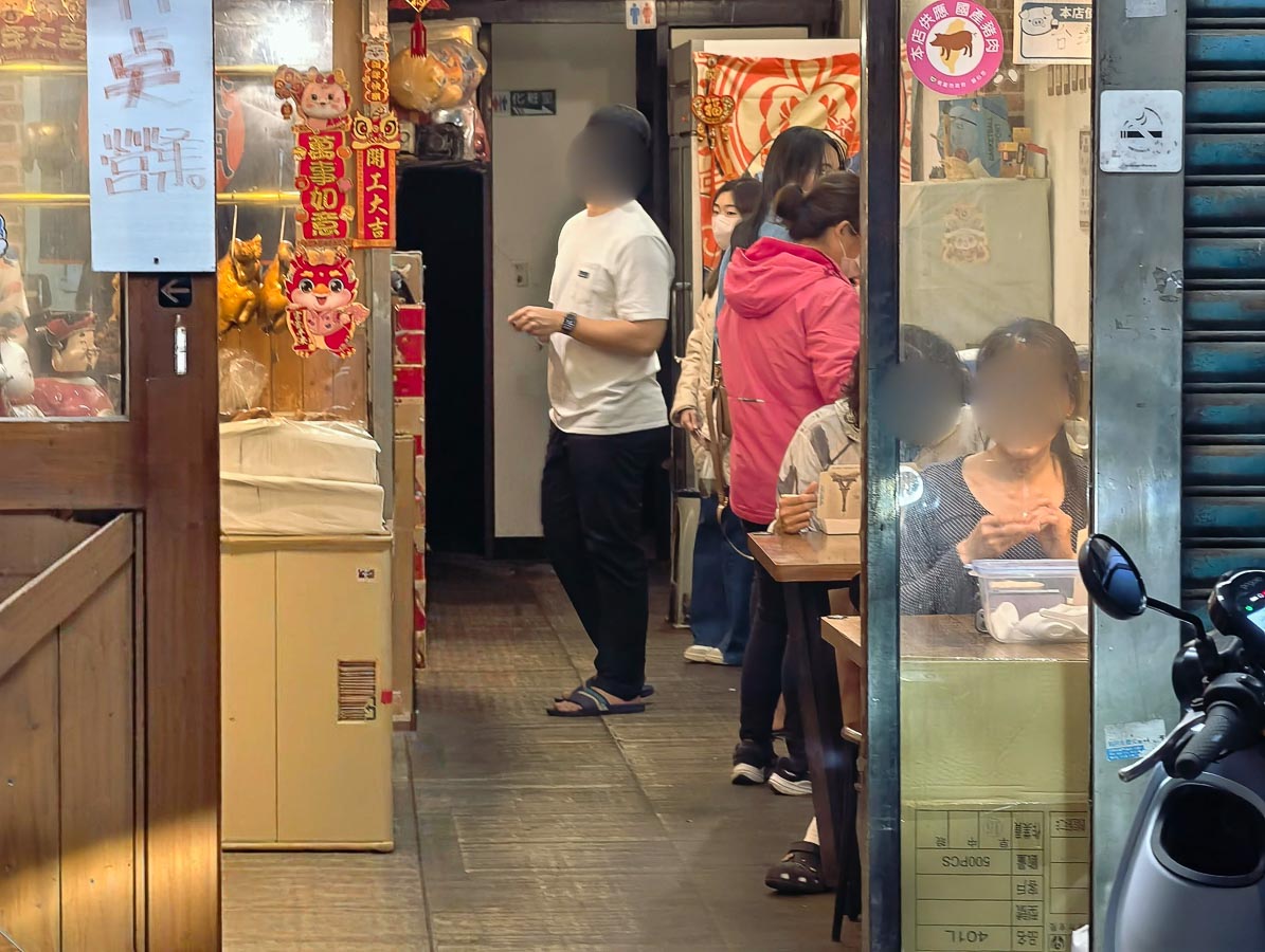 燒臘大師｜在地人都在搶的脆皮鴨腿飯，化皮燒肉脆到卡滋，三寶飯肉量爆多，桃園燒臘