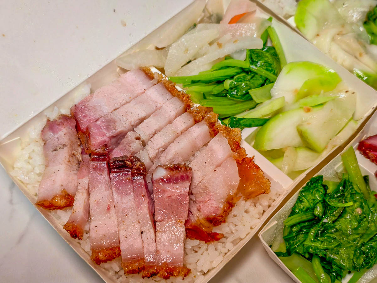燒臘大師｜在地人都在搶的脆皮鴨腿飯，化皮燒肉脆到卡滋，三寶飯肉量爆多，桃園燒臘