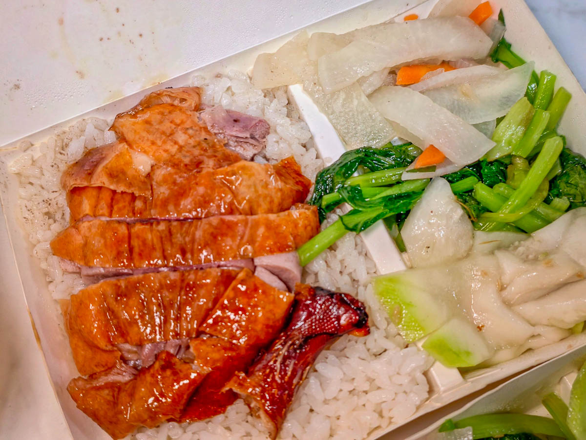 燒臘大師｜在地人都在搶的脆皮鴨腿飯，化皮燒肉脆到卡滋，三寶飯肉量爆多，桃園燒臘