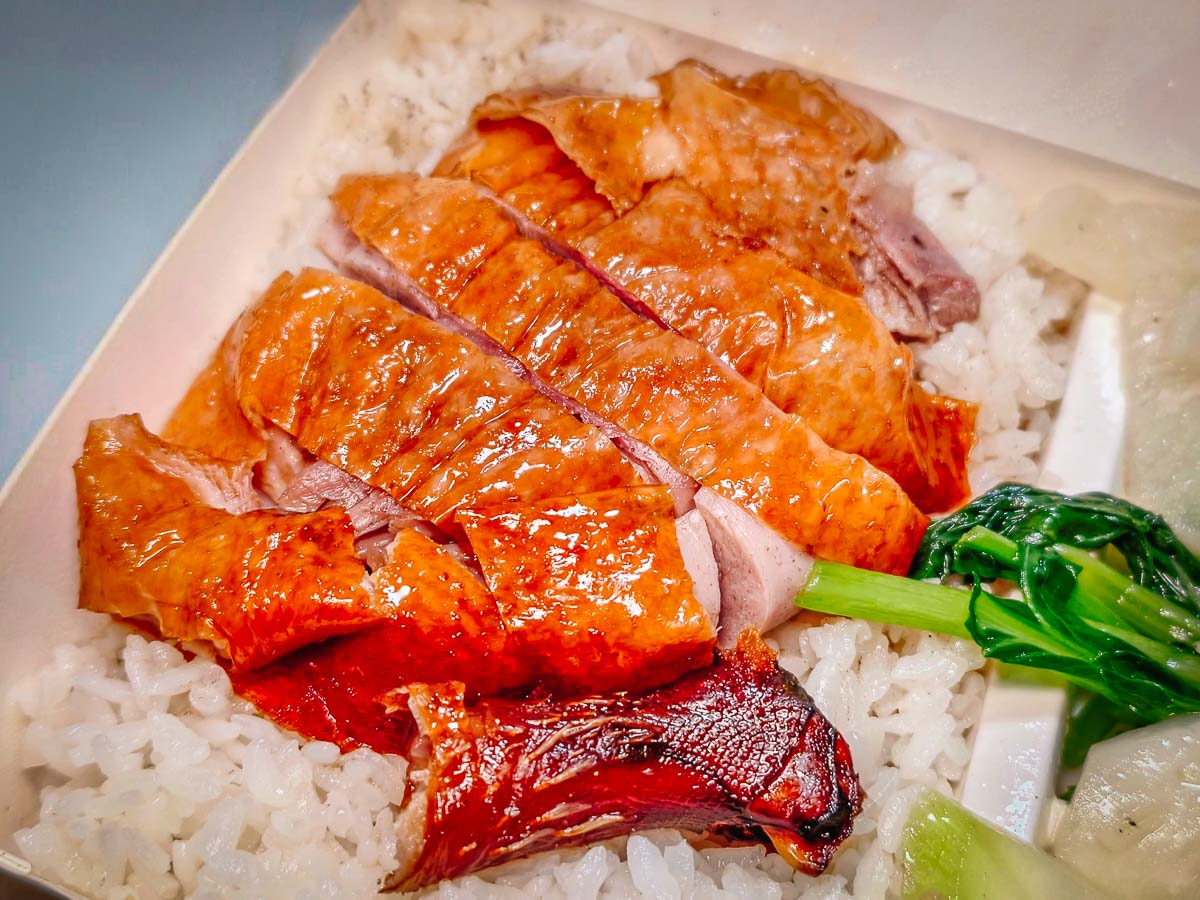 燒臘大師｜在地人都在搶的脆皮鴨腿飯，化皮燒肉脆到卡滋，三寶飯肉量爆多，桃園燒臘