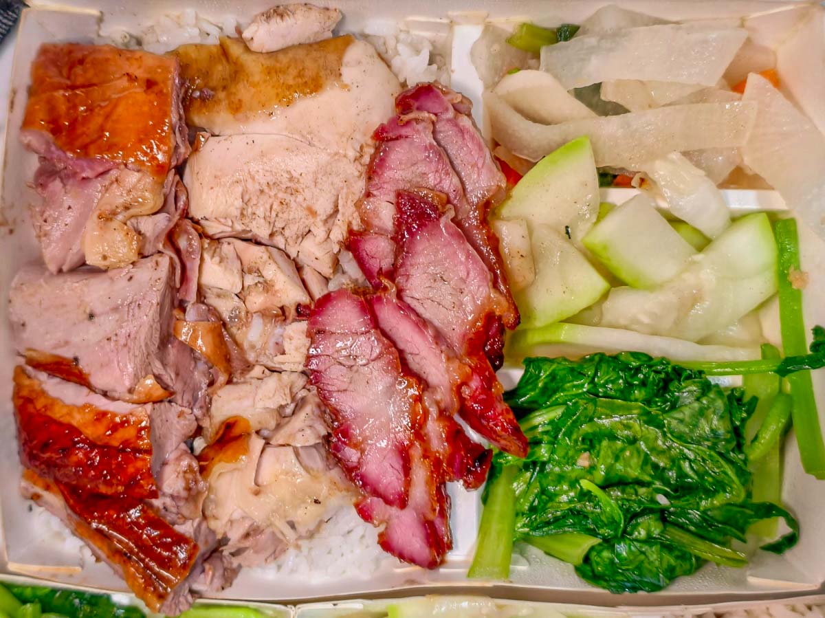 燒臘大師｜在地人都在搶的脆皮鴨腿飯，化皮燒肉脆到卡滋，三寶飯肉量爆多，桃園燒臘