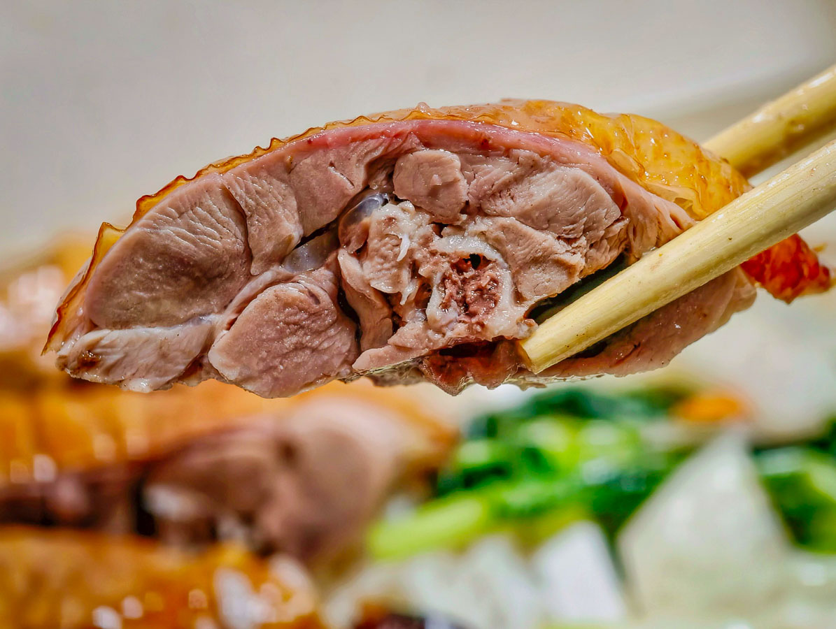 燒臘大師｜在地人都在搶的脆皮鴨腿飯，化皮燒肉脆到卡滋，三寶飯肉量爆多，桃園燒臘