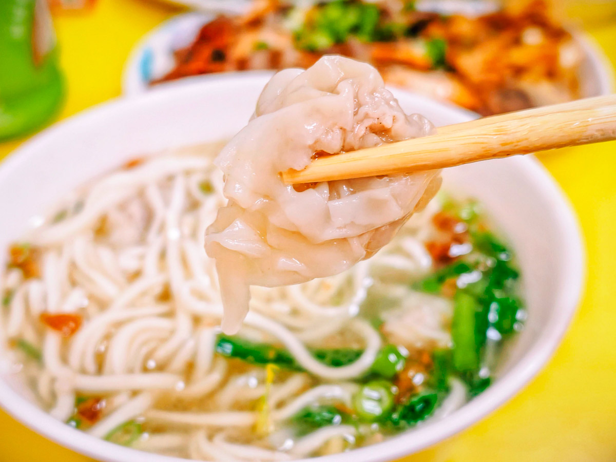 五百戶小吃｜廟旁小麵店讓人秒回童年，餛飩麵、滷味、辣椒醬超有靈魂，在地人一吃就是好幾十年，桃園小吃