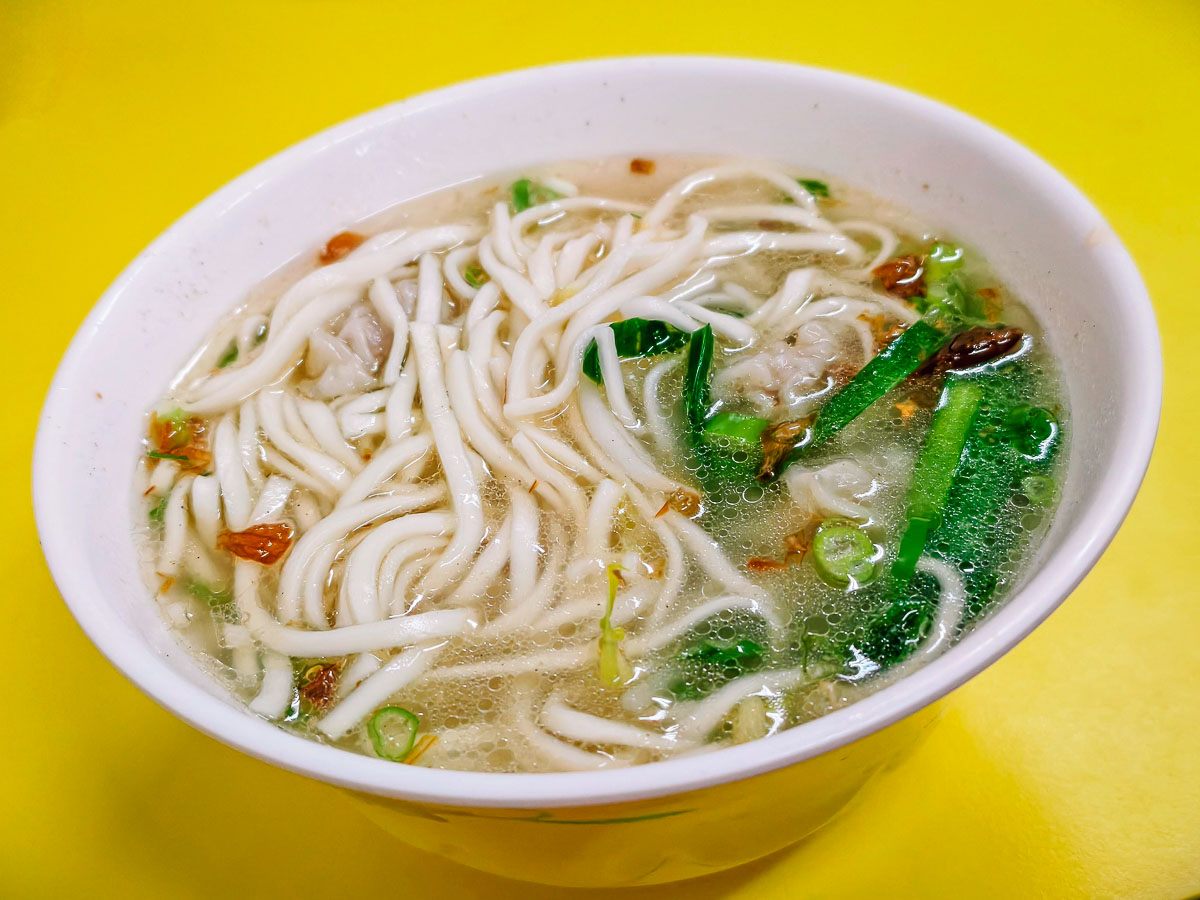 五百戶小吃｜廟旁小麵店讓人秒回童年，餛飩麵、滷味、辣椒醬超有靈魂，在地人一吃就是好幾十年，桃園小吃
