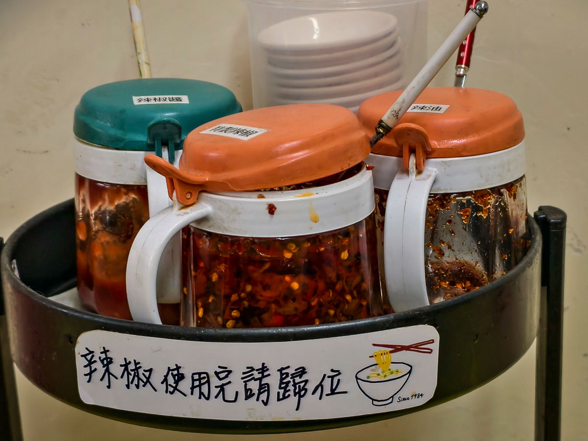 五百戶小吃｜廟旁小麵店讓人秒回童年，餛飩麵、滷味、辣椒醬超有靈魂，在地人一吃就是好幾十年，桃園小吃