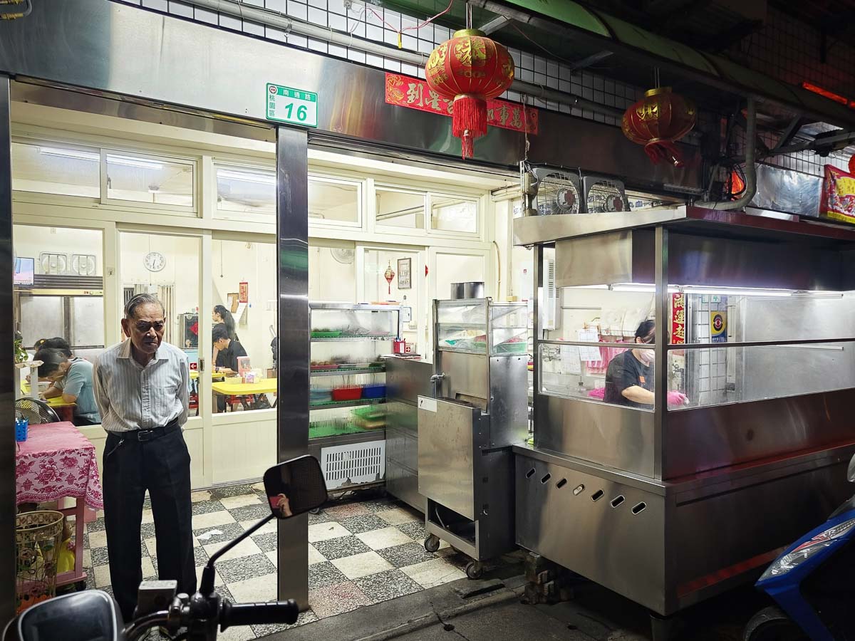五百戶小吃｜廟旁小麵店讓人秒回童年，餛飩麵、滷味、辣椒醬超有靈魂，在地人一吃就是好幾十年，桃園小吃