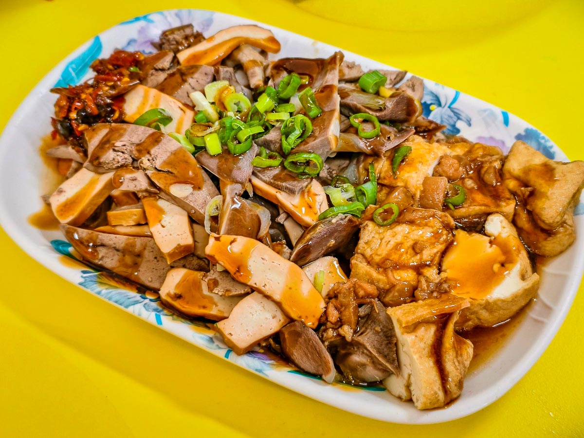 五百戶小吃｜廟旁小麵店讓人秒回童年，餛飩麵、滷味、辣椒醬超有靈魂，在地人一吃就是好幾十年，桃園小吃
