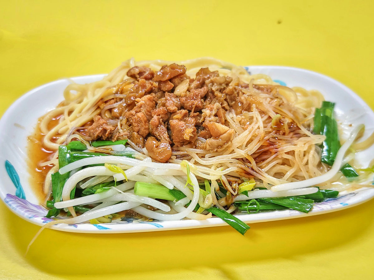 五百戶小吃｜廟旁小麵店讓人秒回童年，餛飩麵、滷味、辣椒醬超有靈魂，在地人一吃就是好幾十年，桃園小吃