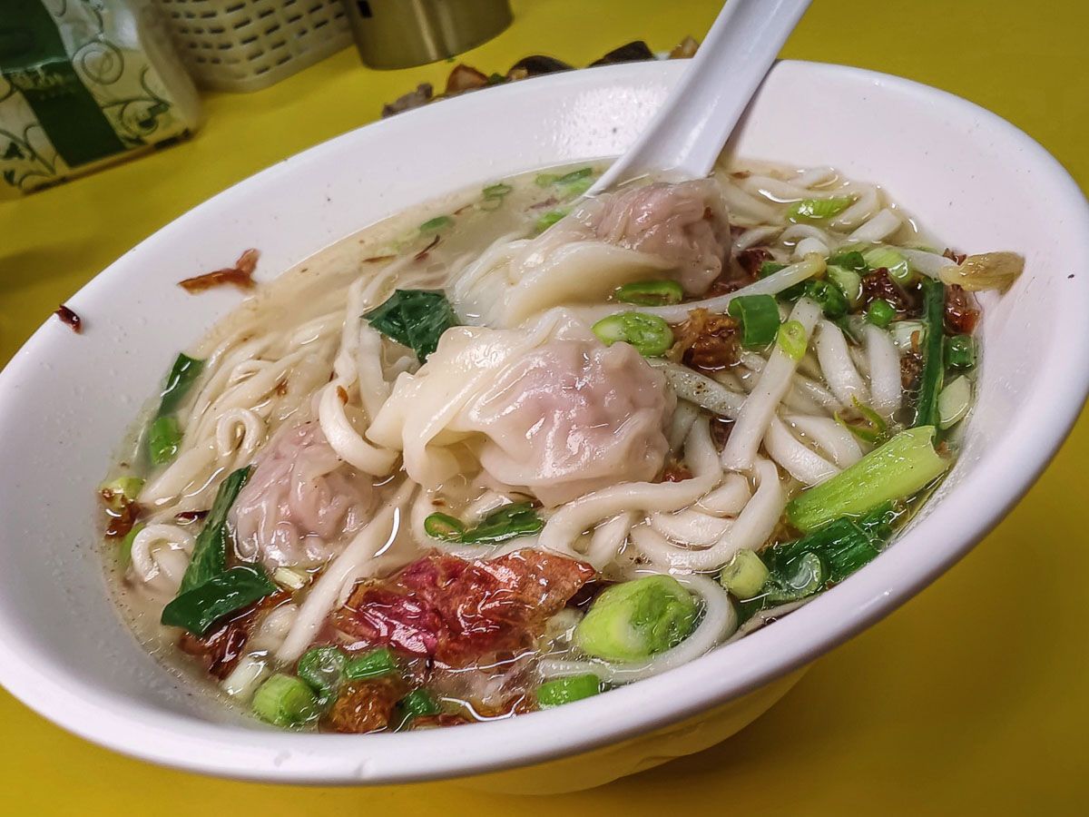 即時熱門文章：五百戶小吃｜廟旁小麵店讓人秒回童年，餛飩麵、滷味、辣椒醬超有靈魂，在地人一吃就是好幾十年，桃園小吃