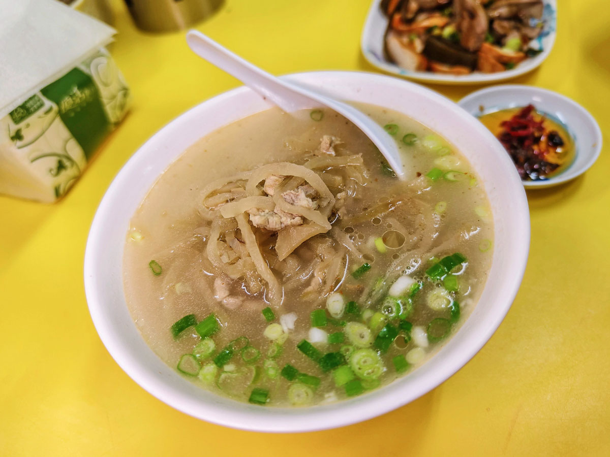 五百戶小吃｜廟旁小麵店讓人秒回童年，餛飩麵、滷味、辣椒醬超有靈魂，在地人一吃就是好幾十年，桃園小吃