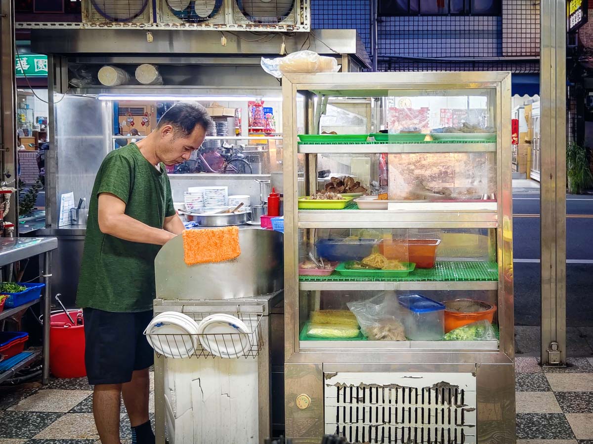 五百戶小吃｜廟旁小麵店讓人秒回童年，餛飩麵、滷味、辣椒醬超有靈魂，在地人一吃就是好幾十年，桃園小吃