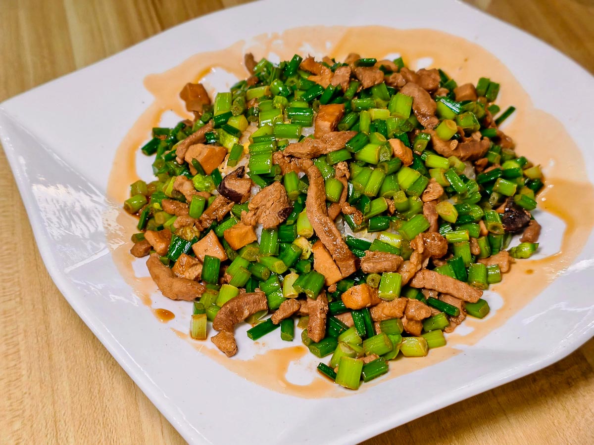 鍾小勤麵食館｜招牌牛肉麵大碗又佛心，免費續湯續麵續豆花，有免費停車場＋河堤美景超紓壓，中原美食，中原牛肉麵