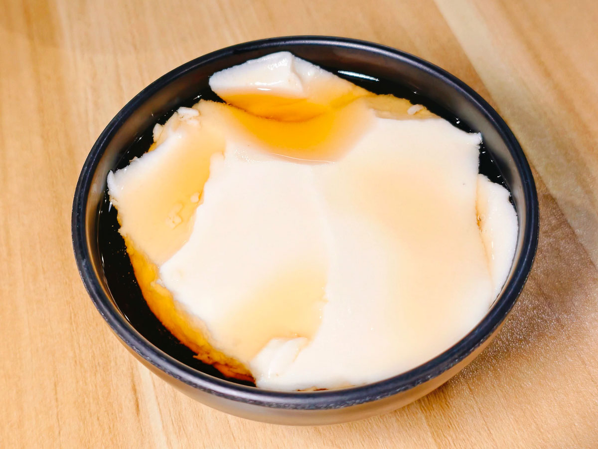 鍾小勤麵食館｜招牌牛肉麵大碗又佛心，免費續湯續麵續豆花，有免費停車場＋河堤美景超紓壓，中原美食，中原牛肉麵