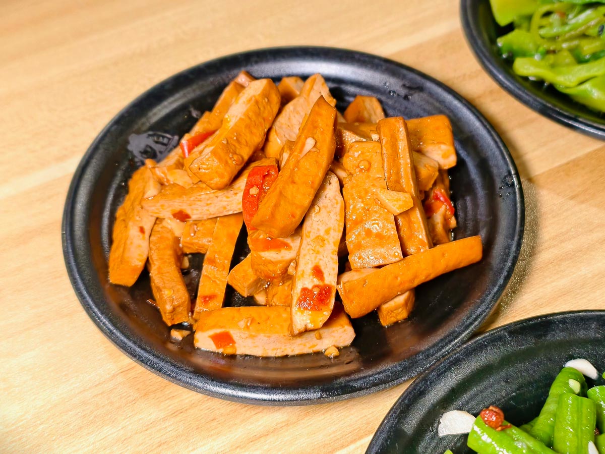 鍾小勤麵食館｜招牌牛肉麵大碗又佛心，免費續湯續麵續豆花，有免費停車場＋河堤美景超紓壓，中原美食，中原牛肉麵