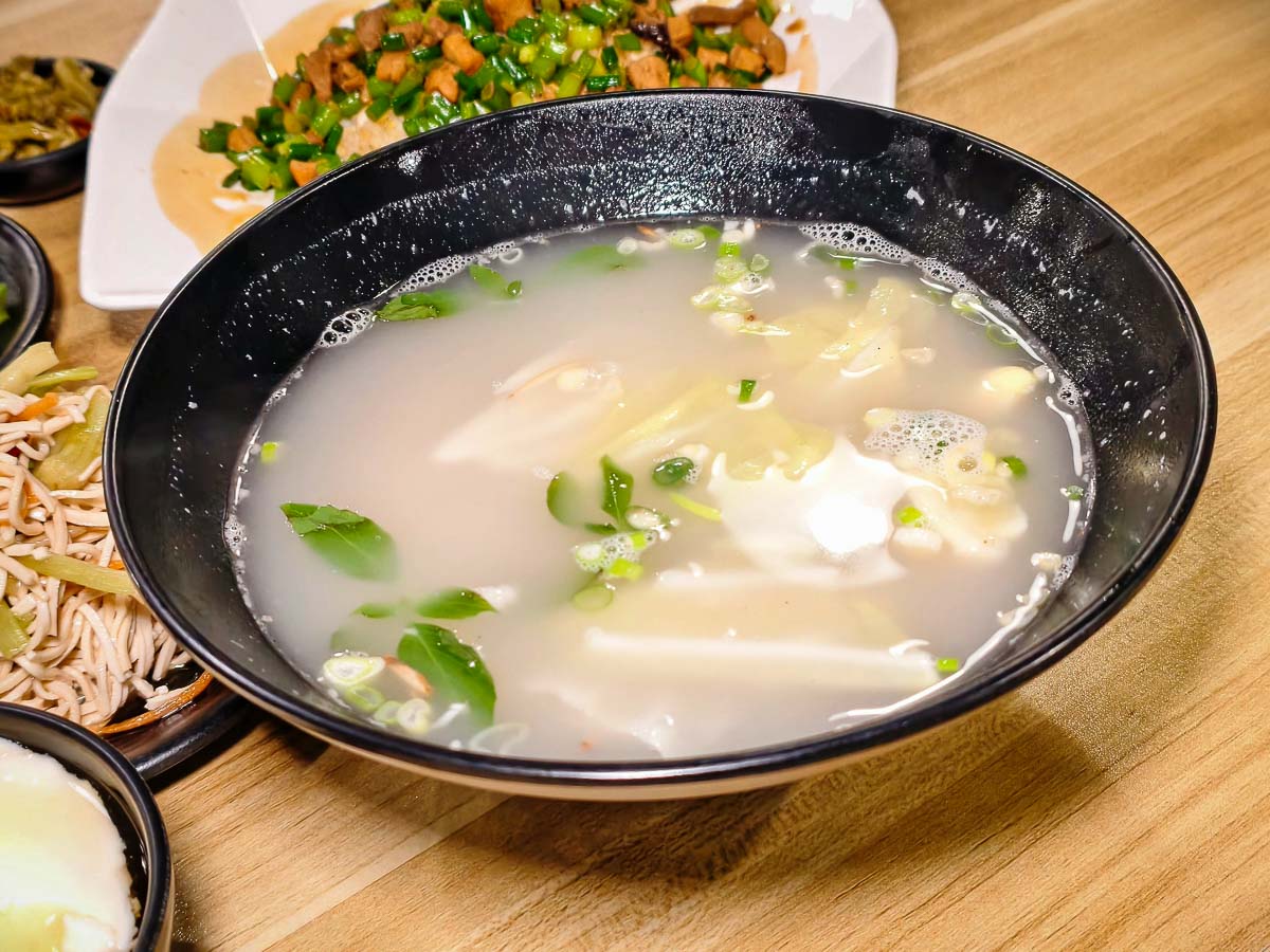 鍾小勤麵食館｜招牌牛肉麵大碗又佛心，免費續湯續麵續豆花，有免費停車場＋河堤美景超紓壓，中原美食，中原牛肉麵