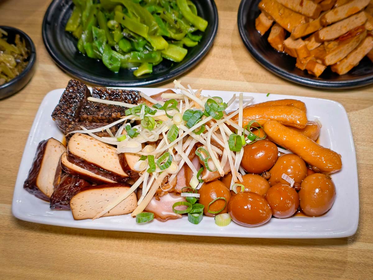 鍾小勤麵食館｜招牌牛肉麵大碗又佛心，免費續湯續麵續豆花，有免費停車場＋河堤美景超紓壓，中原美食，中原牛肉麵