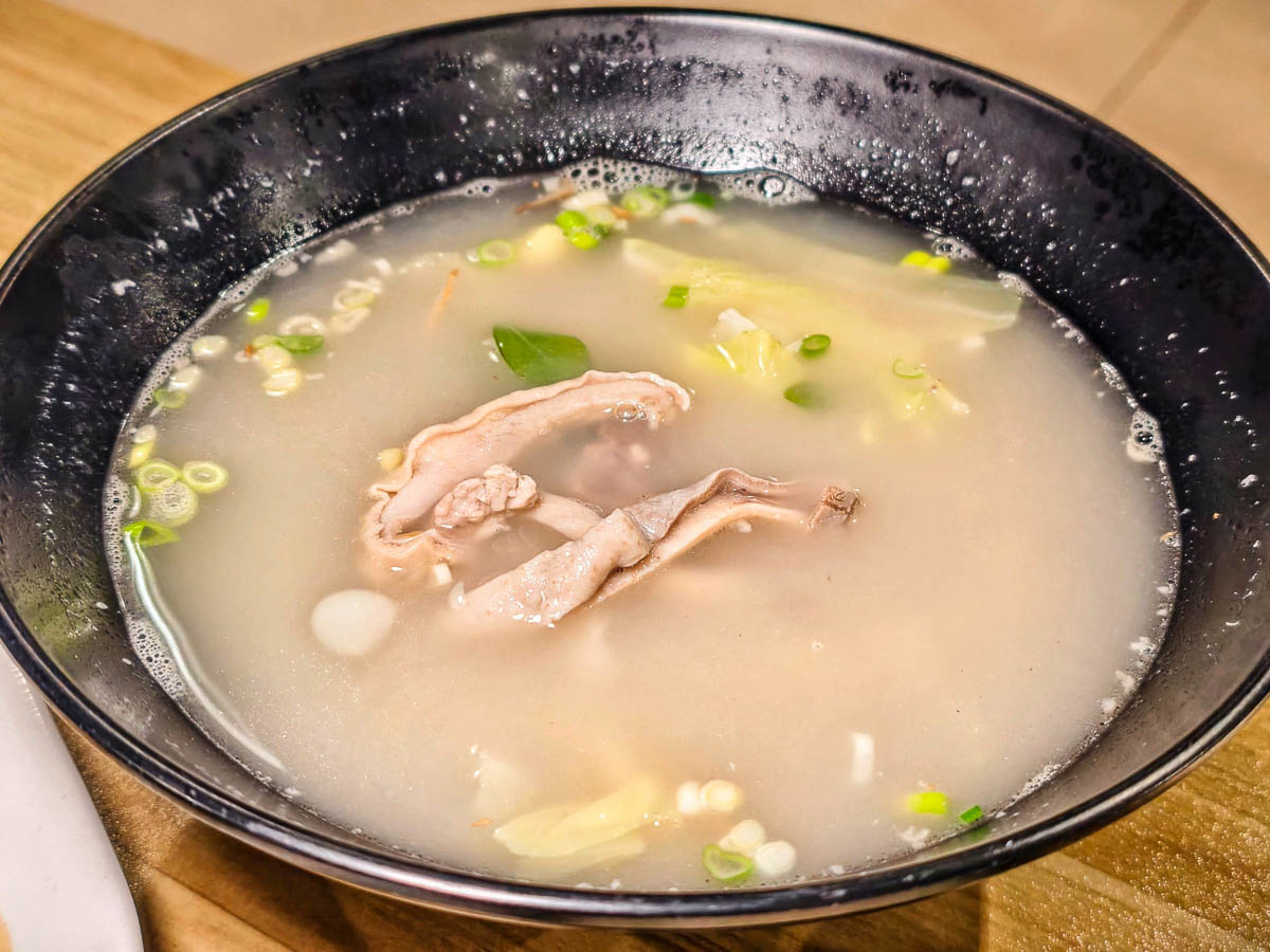 鍾小勤麵食館｜招牌牛肉麵大碗又佛心，免費續湯續麵續豆花，有免費停車場＋河堤美景超紓壓，中原美食，中原牛肉麵