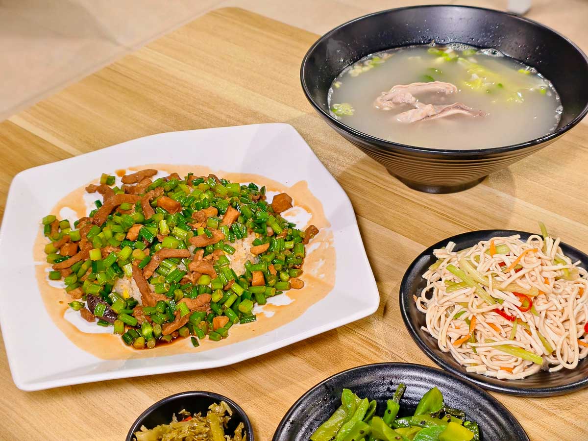鍾小勤麵食館｜招牌牛肉麵大碗又佛心，免費續湯續麵續豆花，有免費停車場＋河堤美景超紓壓，中原美食，中原牛肉麵