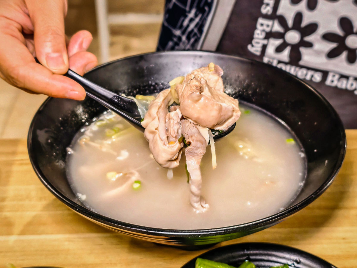 鍾小勤麵食館｜招牌牛肉麵大碗又佛心，免費續湯續麵續豆花，有免費停車場＋河堤美景超紓壓，中原美食，中原牛肉麵