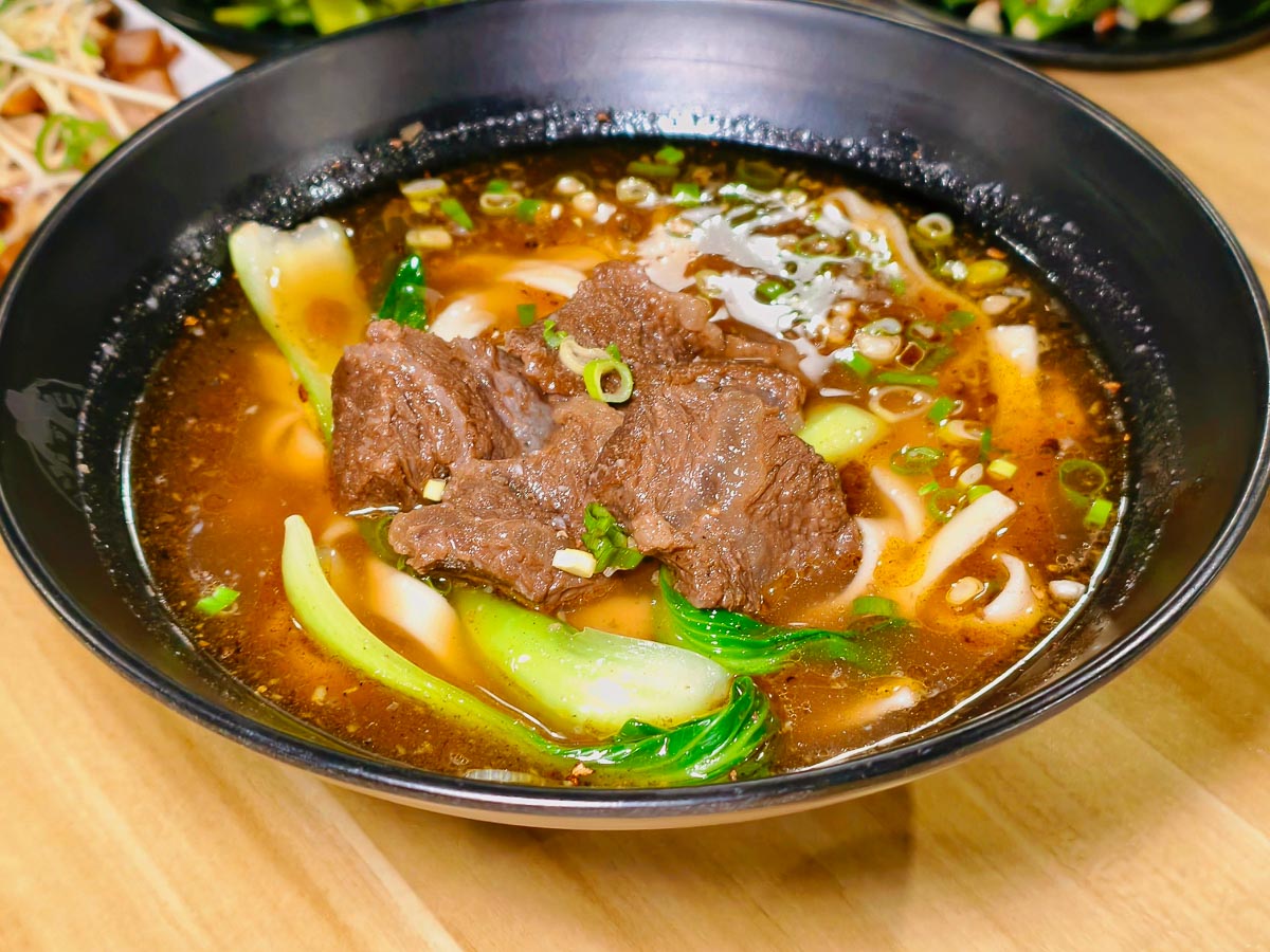 即時熱門文章：鍾小勤麵食館｜招牌牛肉麵大碗又佛心，免費續湯續麵續豆花，有免費停車場＋河堤美景超紓壓，中原美食，中原牛肉麵