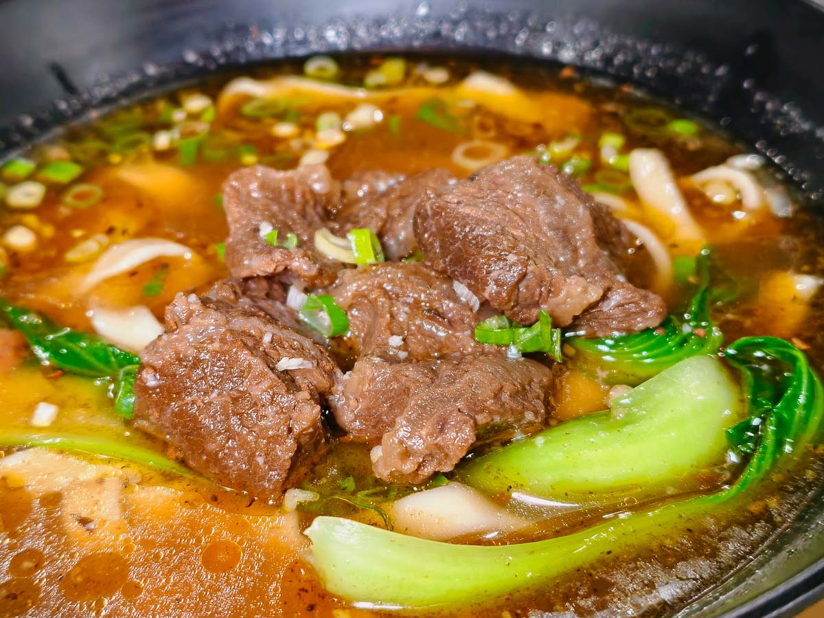 鍾小勤麵食館｜招牌牛肉麵大碗又佛心，免費續湯續麵續豆花，有免費停車場＋河堤美景超紓壓，中原美食，中原牛肉麵