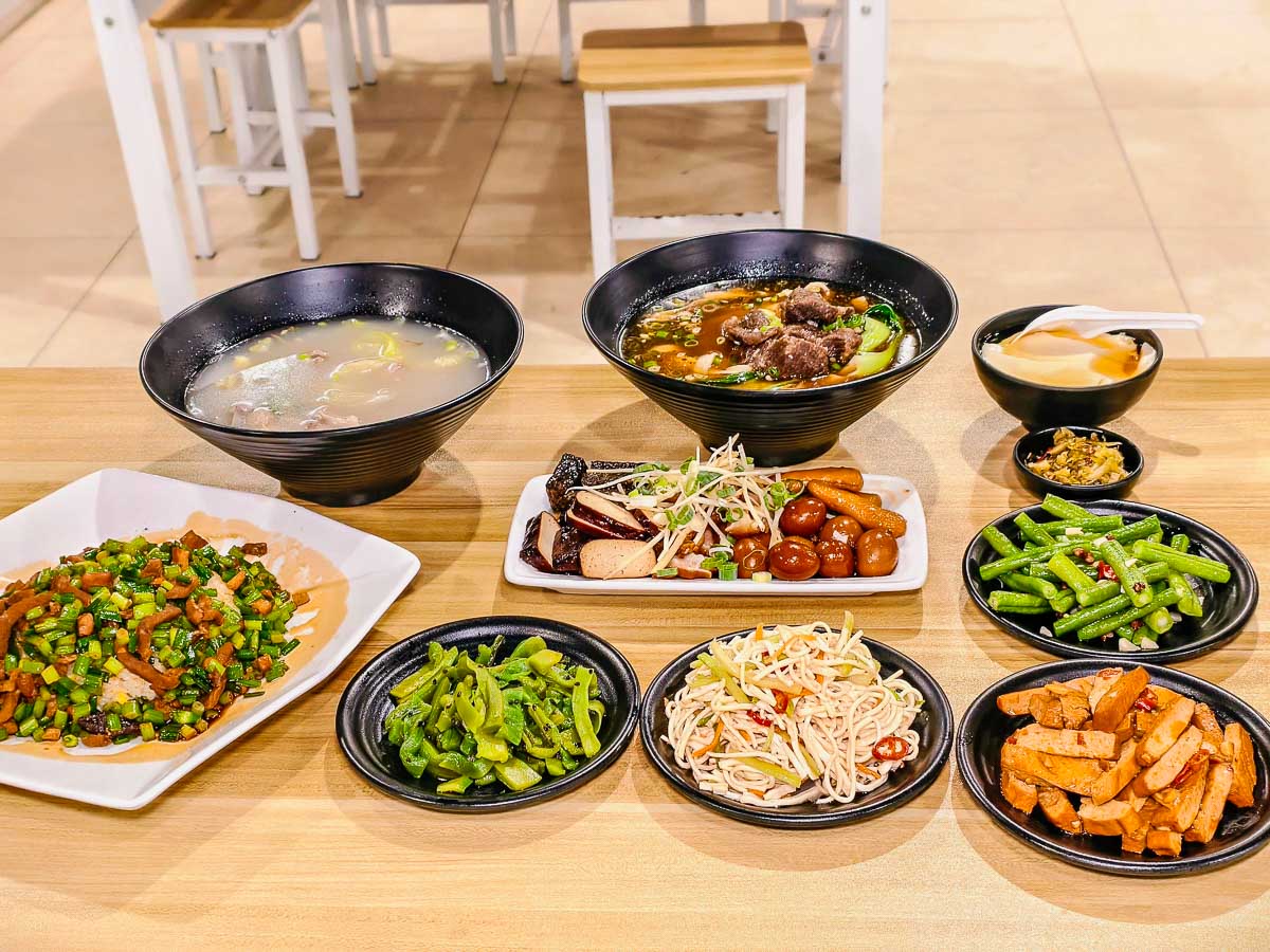鍾小勤麵食館｜招牌牛肉麵大碗又佛心，免費續湯續麵續豆花，有免費停車場＋河堤美景超紓壓，中原美食，中原牛肉麵