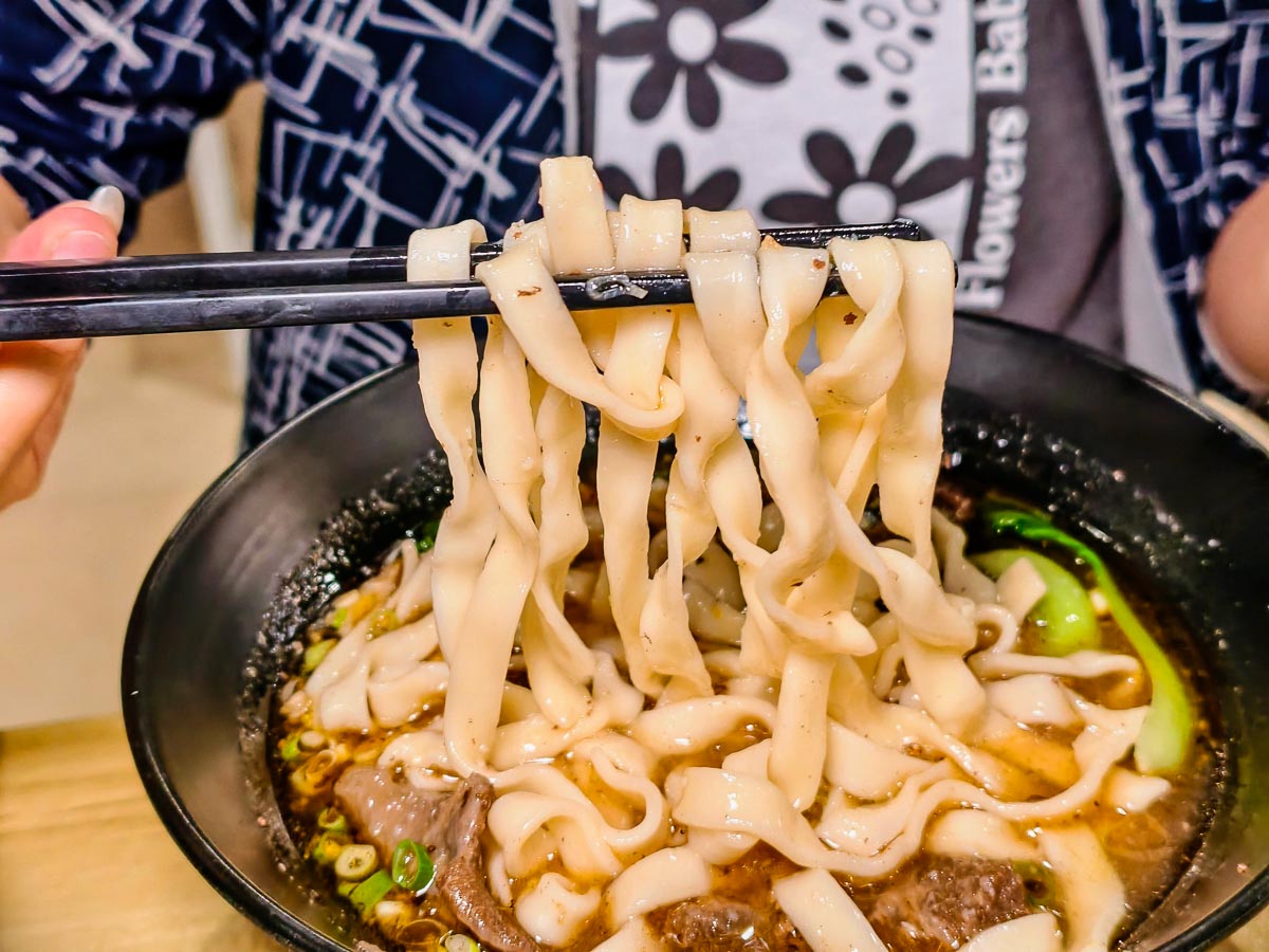 鍾小勤麵食館｜招牌牛肉麵大碗又佛心，免費續湯續麵續豆花，有免費停車場＋河堤美景超紓壓，中原美食，中原牛肉麵