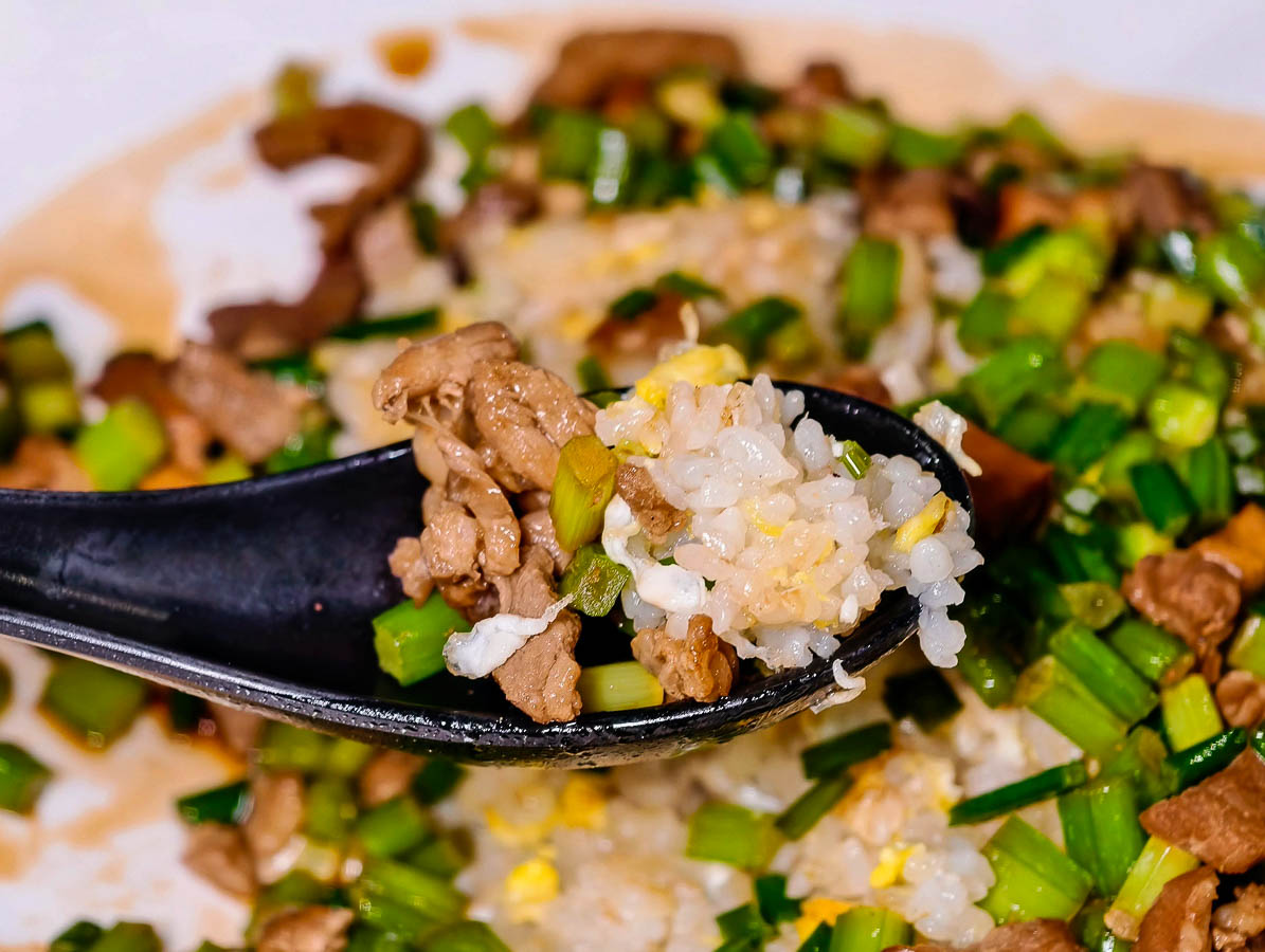 鍾小勤麵食館｜招牌牛肉麵大碗又佛心，免費續湯續麵續豆花，有免費停車場＋河堤美景超紓壓，中原美食，中原牛肉麵