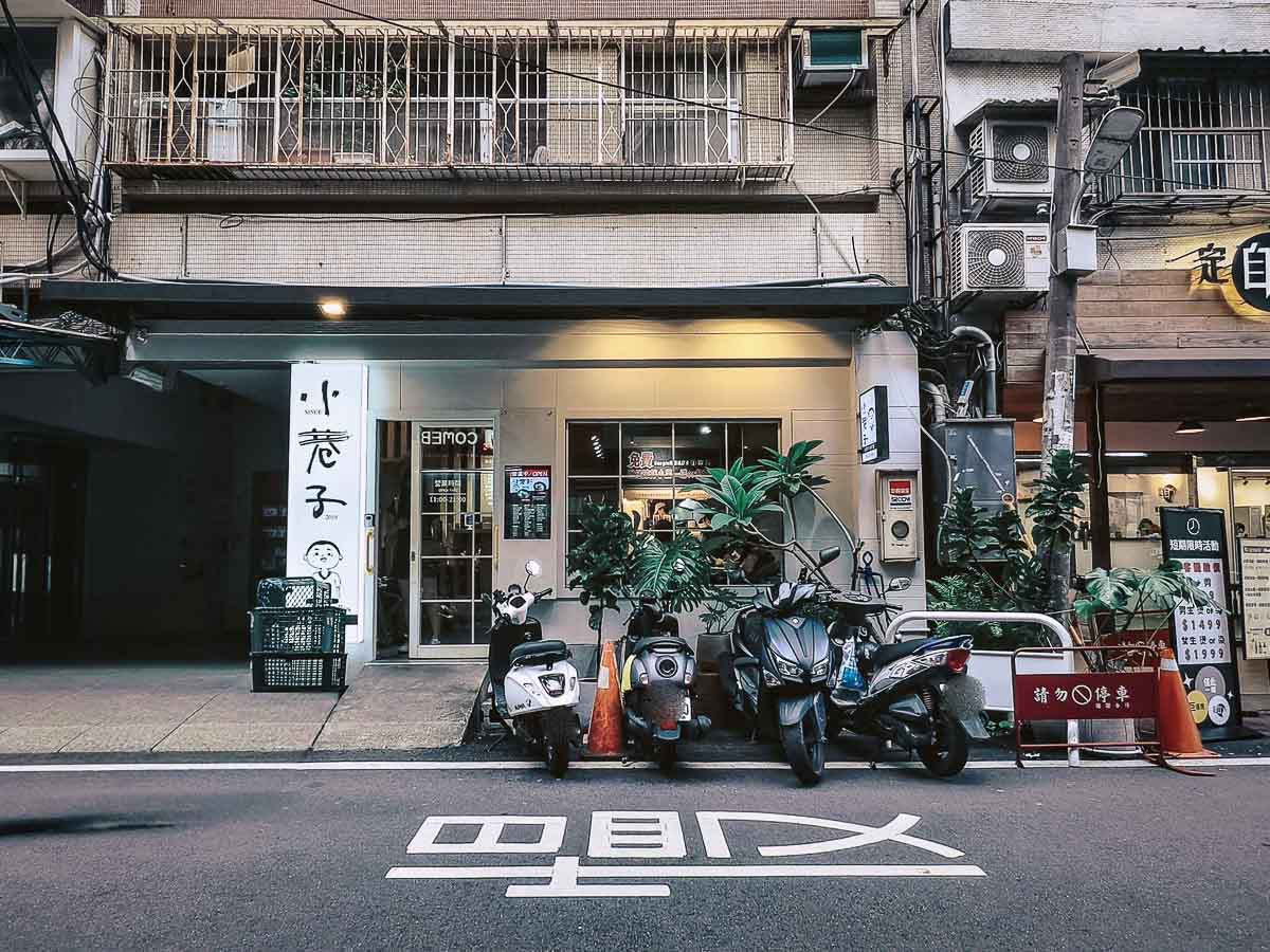 小巷子清燉牛肉麵中壢店｜清燉牛肉麵用魅力征服在地人，神級清甜湯頭、自製超Q拉麵，中壢SOGO美食，中壢牛肉麵