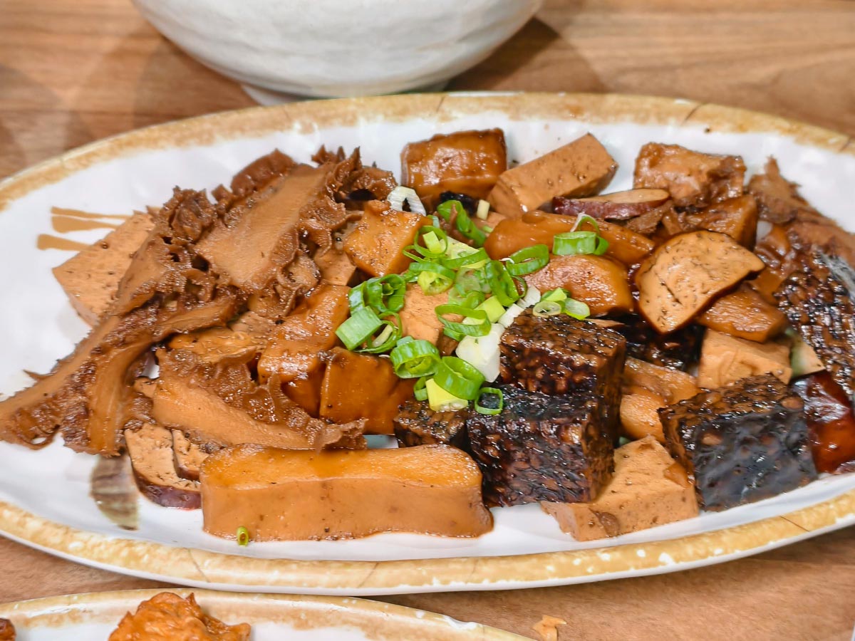 小巷子清燉牛肉麵中壢店｜清燉牛肉麵用魅力征服在地人，神級清甜湯頭、自製超Q拉麵，中壢SOGO美食，中壢牛肉麵