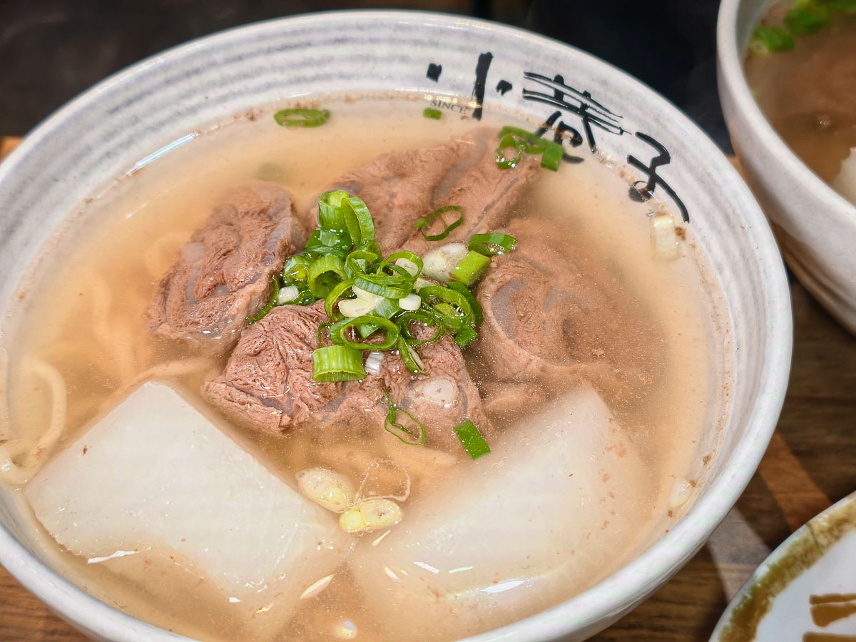小巷子清燉牛肉麵中壢店｜清燉牛肉麵用魅力征服在地人，神級清甜湯頭、自製超Q拉麵，中壢SOGO美食，中壢牛肉麵