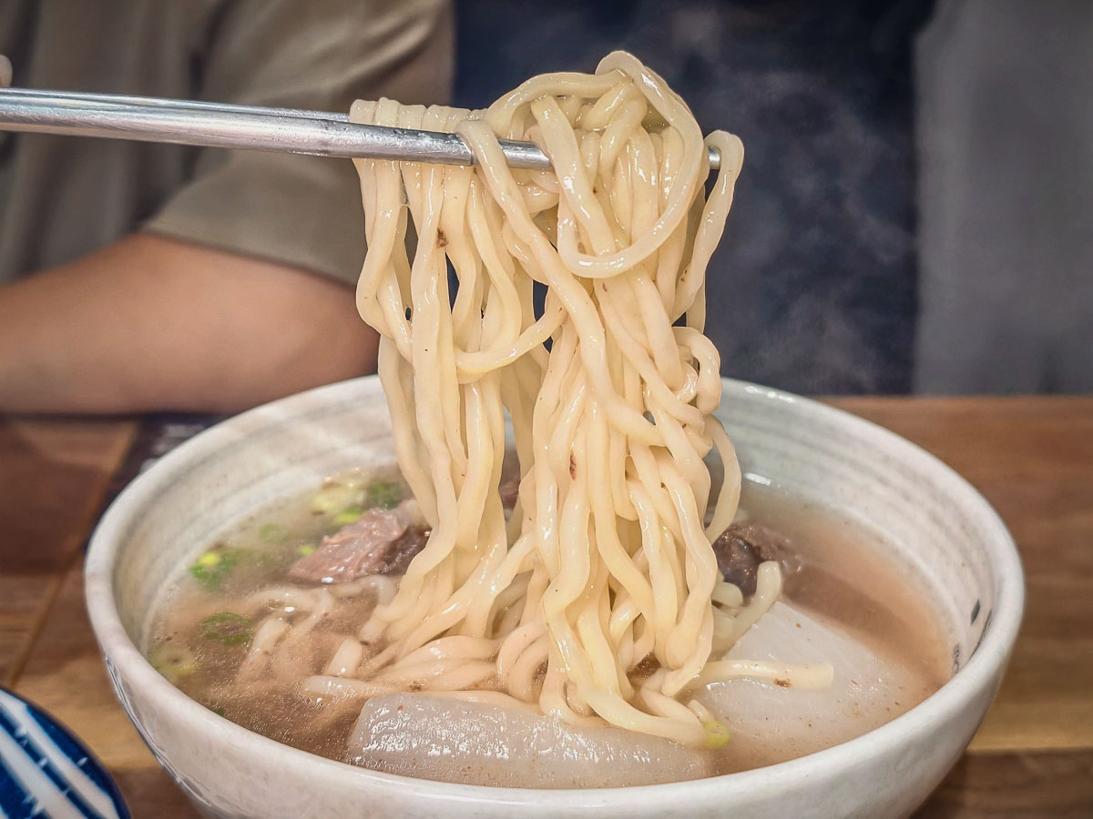 小巷子清燉牛肉麵中壢店｜清燉牛肉麵用魅力征服在地人，神級清甜湯頭、自製超Q拉麵，中壢SOGO美食，中壢牛肉麵