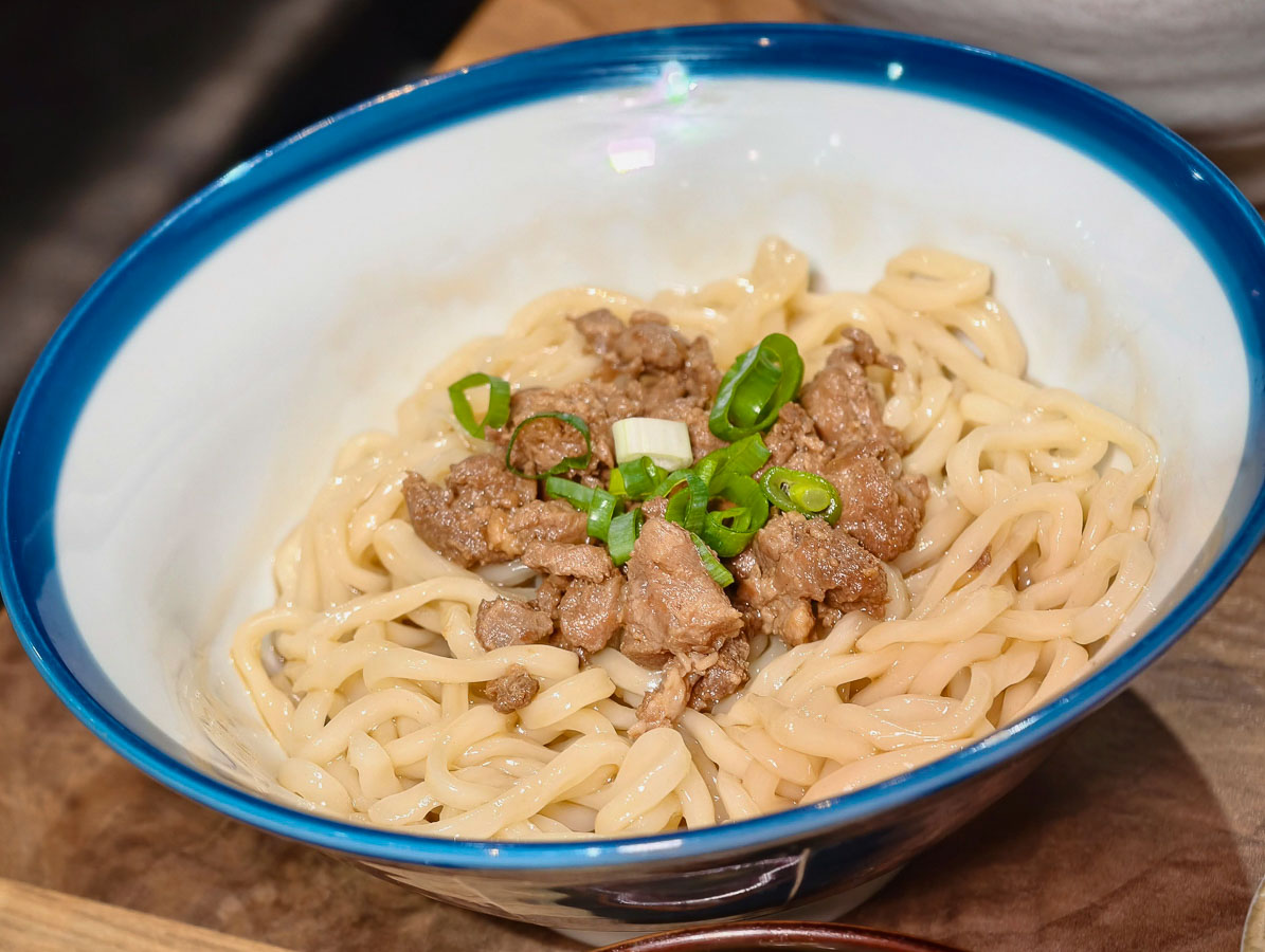 小巷子清燉牛肉麵中壢店｜清燉牛肉麵用魅力征服在地人，神級清甜湯頭、自製超Q拉麵，中壢SOGO美食，中壢牛肉麵