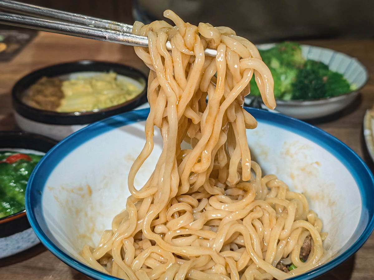 小巷子清燉牛肉麵中壢店｜清燉牛肉麵用魅力征服在地人，神級清甜湯頭、自製超Q拉麵，中壢SOGO美食，中壢牛肉麵