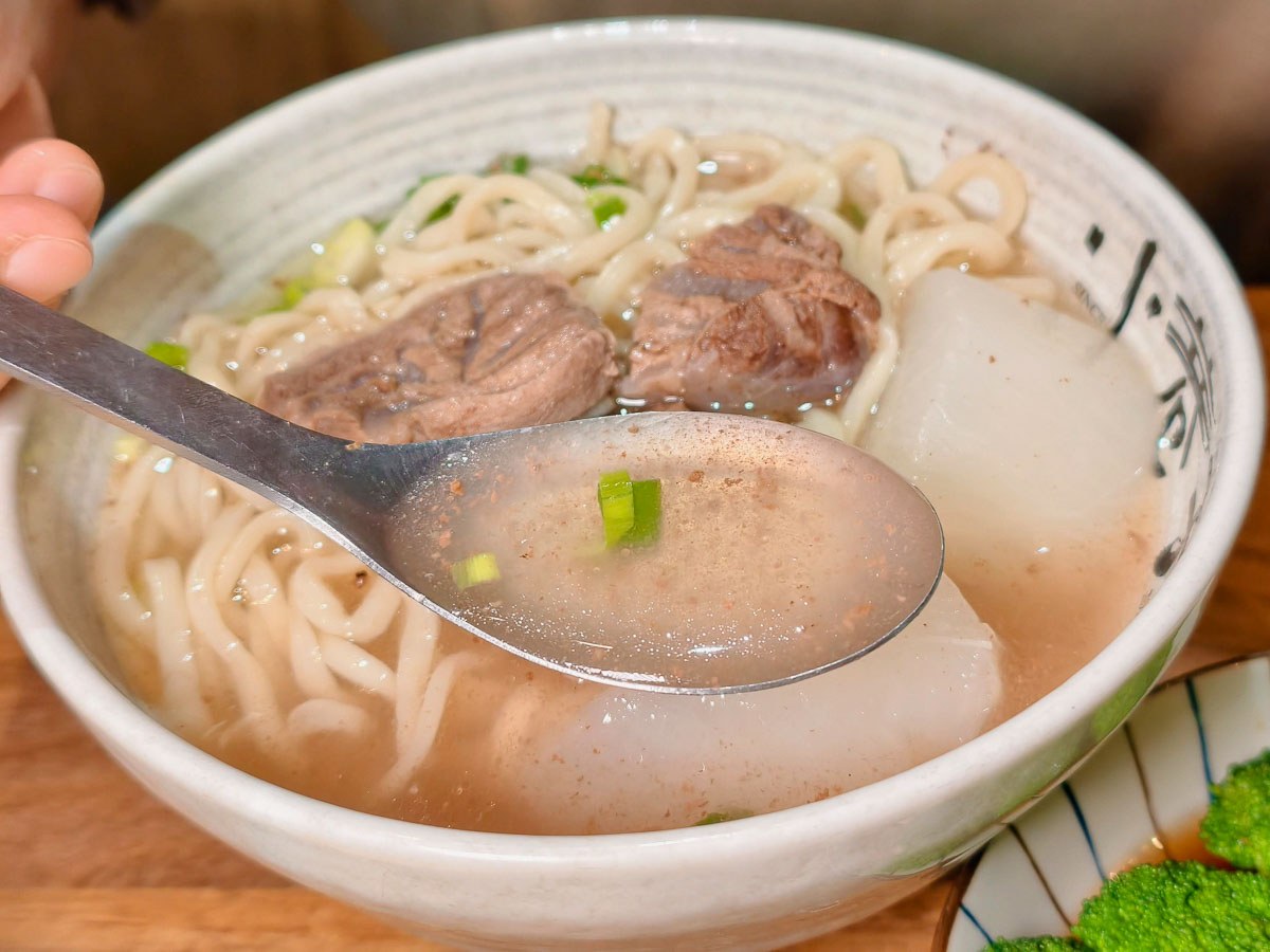 即時熱門文章：小巷子清燉牛肉麵中壢店｜清燉牛肉麵用魅力征服在地人，神級清甜湯頭、自製超Q拉麵，中壢SOGO美食，中壢牛肉麵