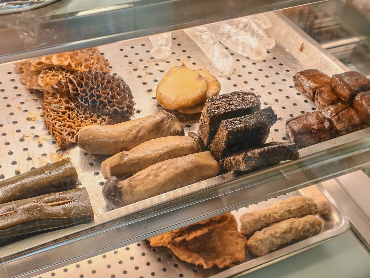 小巷子清燉牛肉麵中壢店｜清燉牛肉麵用魅力征服在地人，神級清甜湯頭、自製超Q拉麵，中壢SOGO美食，中壢牛肉麵