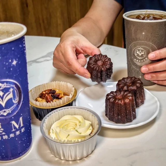 .
市區零地雷飲料店「星Ｍ 輕奢時尚茶飲」來啦！原金色魔法紅茶桃園店升級成自創品牌，老闆選用更高檔茶葉，加入各種創意，杯杯現場淬泡，店員態度超好，還有迎賓茶試喝，讓你喝得安心又滿意

除了原本醇厚茶香，還有數種創意茶，我心中第一名手搖飲非他莫屬！還有販售超好吃的手工甜點，好茶配甜點，完美組成質感下午茶

現在買3杯或4杯，就送你美美的袋子，特別是4杯的袋子，照到光還會有彩虹顏色，超夢幻！

#翠玉苿香(檸檬汁，微冰，3分糖)
茉莉綠茶和檸檬汁的完美邂逅，這杯清爽又提神的飲品，讓人一喝就愛上，超多人愛喝翠玉苿香這款特調

#星夏百花蜜 (微冰)
星夏百花蜜有著濃郁蜜香，天然蜂蜜不但不甜膩，還帶有山林清新氣息，當蜂蜜遇上蜜妃紅茶，讓你感受到來自大自然的甜蜜擁抱

#星柚蜜妃紅 (微冰，3分糖)
葡萄柚汁、蜜妃紅茶、寒天的特調，加入天然果汁，讓這杯茶不但解渴，還帶來一股清新的果香。無論是炎炎夏日還是忙碌午後，這杯果茶都能讓你瞬間神清氣爽

#麝香琥珀紅 (重乳，微冰，1分糖)
這款麝香琥珀紅加購重乳，重乳就是奶多多，使用的是鮮乳坊桂芳鮮奶，這可是一般飲料店找不到的高檔乳品，這款奶茶就像義美奶茶的清爽版，但不會甜膩，喝起來超順口。我放到隔天還是一樣好喝（我不建議你們這樣喝）

#心願拿鐵(微冰)
這家拿鐵和美式咖啡的豆子完全不同，拿鐵咖啡有著濃濃的酒香，喝起來像是用冰滴咖啡做的，特別又好喝，每一口都像在品味一杯精緻的咖啡雞尾酒

#頂香焙火烏龍 (微冰，無糖)
這款得獎的烏龍茶，焙火香氣醇厚飽滿，茶湯溫潤回甘，喉韻超棒，炭焙的獨特風味更是迷人。無論是喝茶小白還是老饕，都會被這款茶的魅力所征服

#法式檸檬塔
玫瑰形狀的外觀讓人一見鍾情，奶油柔軟細膩，入口即化。吃起來不會酸，反而有股清新的檸檬香氣。絕對是下午茶的最佳選擇，讓你在享受甜點的同時，也能拍出美美的照片

#法式海鹽堅果塔
堅果塔底層的焦糖鹹香，堅強的塔皮支撐著各種堅果，咬下去彷彿在嘴裡迸裂出火花，口感豐富又驚喜連連，非常好吃

#法式脆皮可麗露
可麗露竟然是用小型金屬便當盒裝的，超級可愛！這小甜點的外皮酥脆，內部卻像濕潤的年糕，咬一口還能品嚐到獨特的蘭姆酒香。這樣的美味，誰能抵擋？

🔸愛心--翠玉苿香、星柚蜜妃紅、星夏百花蜜、法式檸檬塔、法式海鹽堅果塔
🔹推薦--頂香焙火烏龍、心願拿鐵、麝香琥珀紅、法式脆皮可麗露
🔸普通--無
🔹不推--無

✅品名：翠玉苿香+檸檬汁/價格：75
✅品名：星柚蜜妃紅/價格：90
✅品名：星夏百花蜜/價格：80
✅品名：頂香焙火烏龍/價格：80
✅品名：心願拿鐵/價格：110
✅品名：法式檸檬塔/價格：90
✅品名：法式海鹽堅果塔/價格：95
✅品名：法式脆皮可麗露/價格：280

🎯星Ｍ 輕奢時尚茶飲（原金色魔法紅茶桃園店）
地址：330桃園市桃園區中華路56號（近桃園火車站）
營業時間：一 二 三 四 五 11:00-20:30，六 日 12:00-20:30（賣完會提早打烊）
電話：03 338 0056
-
#星Ｍ輕奢時尚茶飲 #中華路手搖飲 #桃園星M #精品茶 #創意茶 #桃園站前飲料 #桃園必喝 #桃園車站飲料推薦 #桃園手搖飲推薦 #桃園飲料推薦